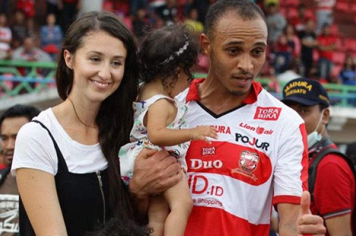 Penyerang Madura United, Peter Odemwingie, disaksikan keluarganya saat melawan PSM Makassar, Sabtu (29/7/2017)