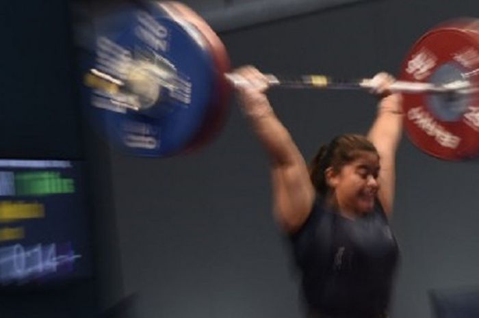 Lifter Indonesia Melinda Gusti melakukan angkatan clean and jerk pada nomor angkat besi putri 75 kg 18th Asian Games Invitation Tournament di JiExpo, Jakarta, Senin (12/2/2018).