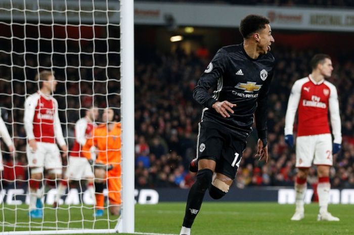 Pemain Manchester United, Jesse Lingard, merayakan gol yang dia cetak ke gawang Arsenal dalam laga Liga Inggris di Stadion Emirates, London, pada 2 Desember 2017.