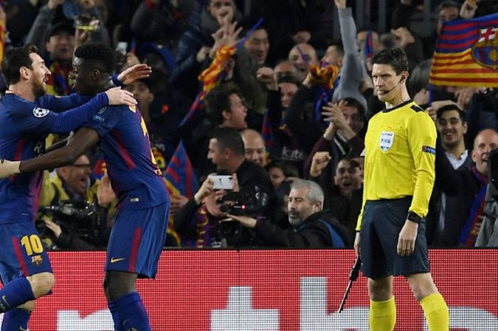 Pemain FC Barcelona, Ousmane Dembele, merayakan golnya bersama Lionel Messi (kiri) dalam laga leg kedua babak 16 besar Liga Champions kontra Chelsea di Stadion Camp Nou, Barcelona, Spanyol, pada 14 Maret 2018.