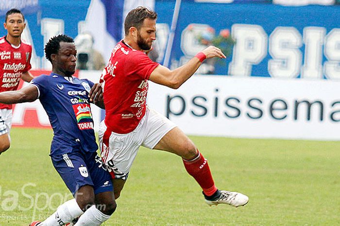 Striker Bali United, Ilija Spasojevic (kanan), berebut bola dengan pemain PSIS Semarang pada pekan kedua Liga 1 2018 di Stadion Moch Soebroto, Kota Magelang, 1 April 2018.