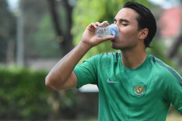 Striker timnas U-22 Indonesia, Ezra Walian minum di sela joging pada sesi latihan pertama di lapangan Lumintang, Denpasar, Selasa (23/5/2017) pagi. 