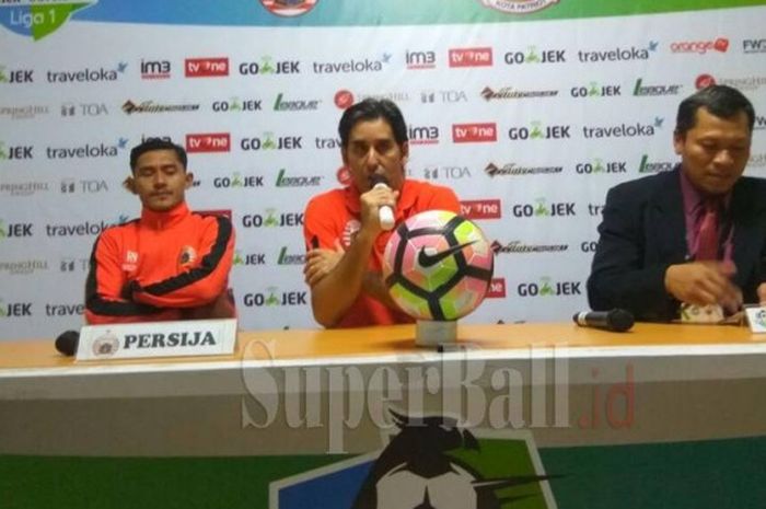 Pelatih dan pemain Persija Jakarta, Stefano Cugurra Teco (tengah) dan Rudi Widodo (kiri), memberikan keterangan pers usai mengalahkan Semen Padang 2-0, Minggu (22/10/2017).