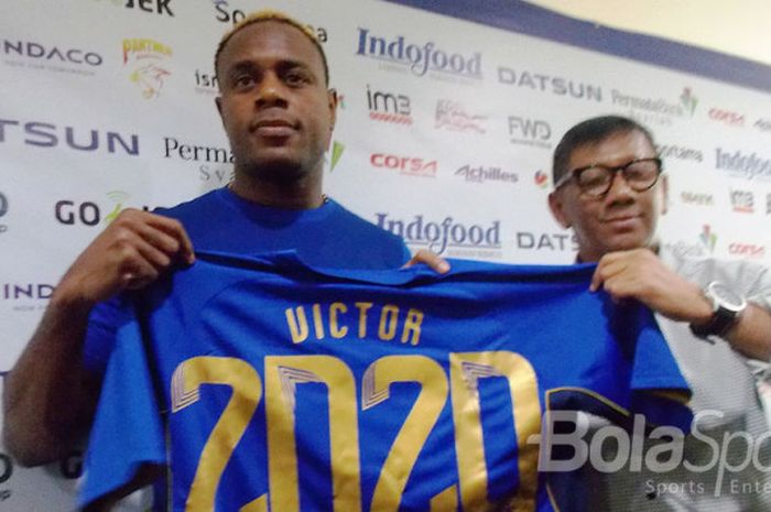 Victor Igbonefo saat diperkenalkan sebagai pemain Persib.