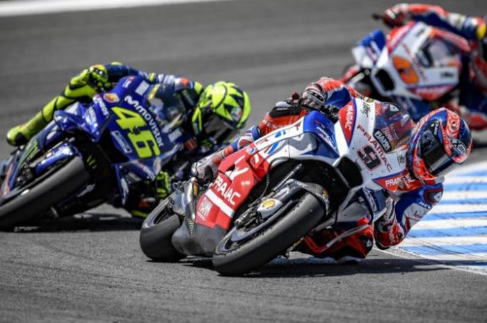 Daniel Petruxxi (#9) mempertahankan posisi saat diserang Valentino Rossi (#46) di MotoGP Spanyol yang bertempat di Jerez, pada Minggu (6/5/2018)