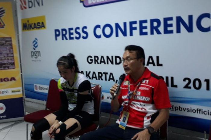 Manajer Tim Putri Jakarta Pertamina Energi, Widi Triyoso, bersama kapten tim, Novia Andriyanti, dalam jumpa pers usai grandfinal Proliga 2018 di Sasana Amangrogo, Yogyakarta, Minggu, 15 April 2018.