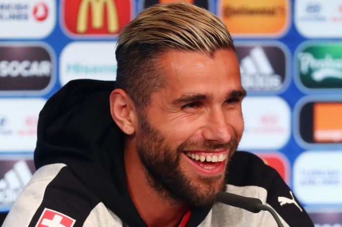 Pemain timnas Swiss, Valon Behrami menghadiri konferensi pers pada 14 Juni 2016.