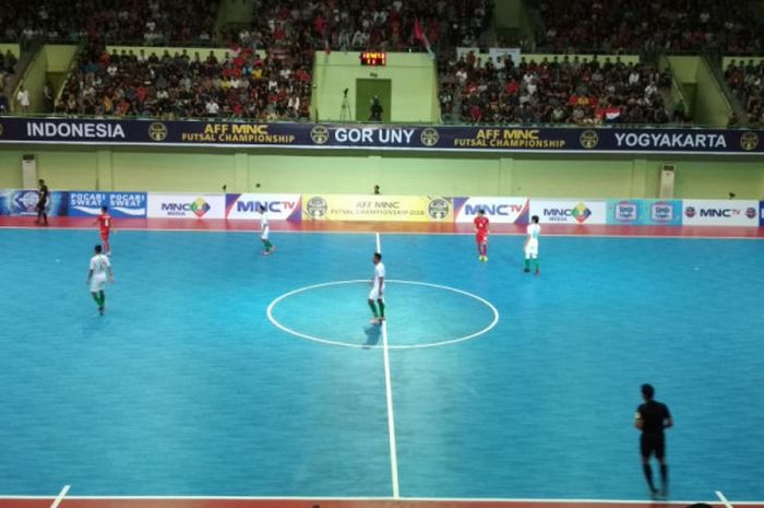 Suasana laga timnas futsal Indonesia kontra timnas futsal Myanmar pada laga Grup A Piala Futsal AFF 2018 di GOR UNY, Kabupaten Sleman, Senin (5/11/2018).