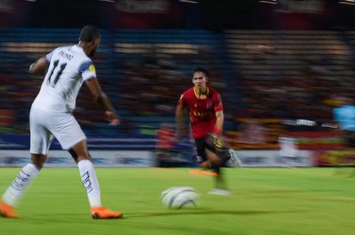 Aksi bek asal Indonesia milik PTT Rayong, Ryuji Utomo Prabowo (kanan) saat timnya menjamu Lampang FC pada laga lanjutan Liga Thailand 2 2018 di Stadion PTT, 21 April 2018.