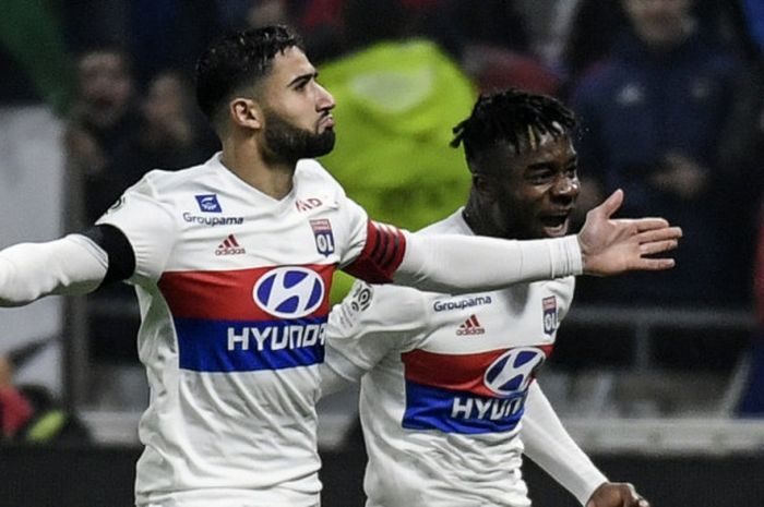 Gelandang Olympique Lyon, Nabil Fekir (kiri), merayakan gol yang dia cetak ke gawang Paris Saint-Germain dalam laga Liga Prancis di Stadion Groupama, Lyon, pada 21 Januari 2018.