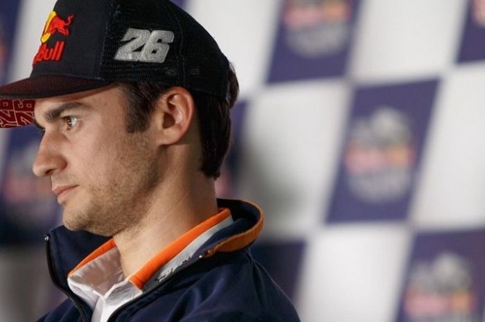 Pebalap Repsol Honda, Dani Pedrosa, bereaksi saat menghadiri sesi konferensi pers jelang GP Spanyol di Sirkuit Jerez, Kamis (4/5/2017).