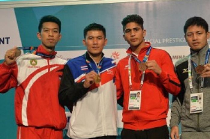 Petinju Thailand, Saylom Ardee (tengah) meraih medali emas kelas 69 kg pada test event Asian Games 2018 di JIExpo Kemayoran, Jakarta, Kamis (15/2/2018).