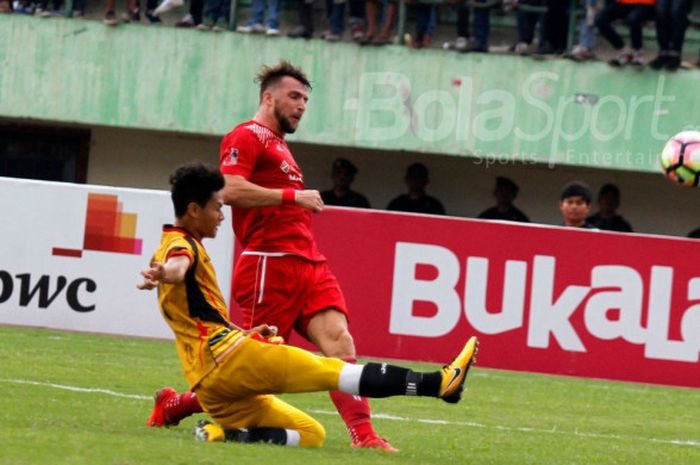 Aksi penyerang Persija, Marko Simic, di laga perempat final Piala Presiden 2018 melawan Mitra Kukar, Minggu (4/2/2018)