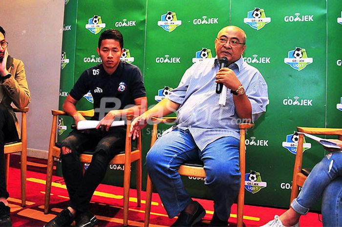 General Manager Arema FC, Ruddy Widodo (kedua dari kanan) berbicara kepada media didampingi VP Corpo