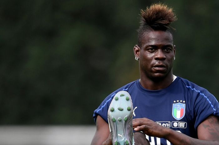 Penyerang Italia, Mario Balotelli, menjalani sesi latihan di Juventus Training Center, Vinovo, Italia pada 3 Juni 2018.