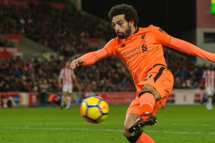 Winger eksplosif Liverpool, Mohamed Salah, melakukan tendangan voli ke arah gawang Stoke City yang dijaga Lee Grant di laga Liga Inggris yang berlangsung Kamis (30/11/2017).