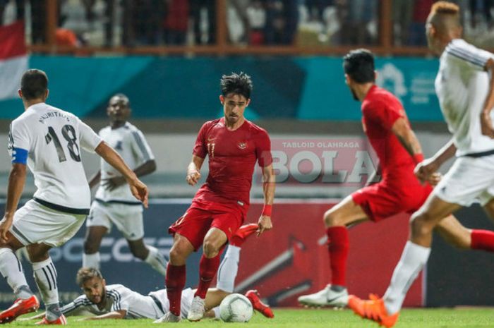 Bek timnas Indonesia, Gavin Kwan Adsit, berduel dengan para pemain Mauritius pada laga persahabatan internasional di Stadion Wibawa Muklti, Selasa (11/9/2018). 