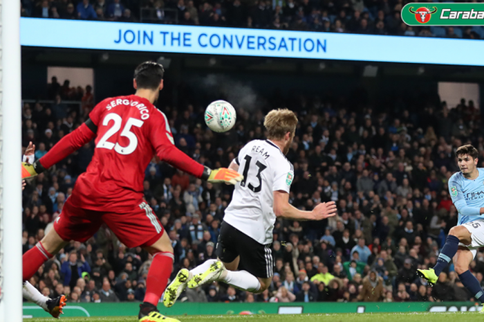 Penyerang Manchester City, Brahim Diaz (kanan), mencetak gol ke gawang Fulham dalam laga babak 16 besar Piala Liga Inggris di Stadion Etihad, Manchester pada 1 November 2018.