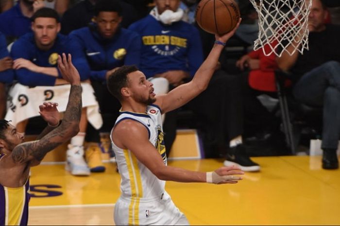 Pemain Golden State Warriors, Stephen Curry (jersey putih), saat sedang melakukan lay up dalam pertandingan melawan Los Angeles Lakers, Rabu (29/11/2017) waktu Amerika Serikat.