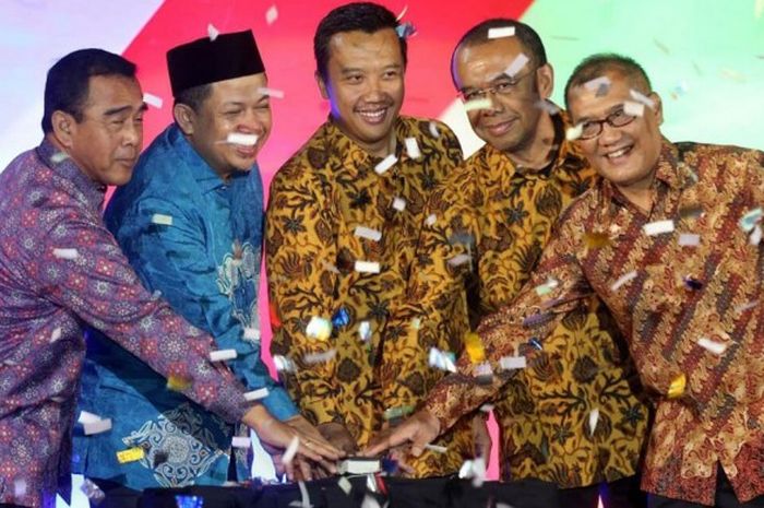 Menteri Pemuda dan Olahraga Republik Indonesia Imam Nahrawi (tengah) didampingi Wakil Ketua Dewan Perwakilan Rakyat Fahri Hamzah (batik biru), Ketua Komite Olahraga Nasional Indonesia Tono Suratman (batik ungu), Deputi IV Bidang Peningkatan Prestasi Olahraga Kemenpora Gatot S. Dewa Broto (kedua dari kanan), dan Ketua Satuan Pelaksana Program Indonesia Emas (Satlak Prima) Achmad Sutjipto, menekan tombol sirine sebagai tanda peresmian pembangunan Olympic Center di area Gedung Olahraga POPKI PPPON Cibubur, Jakarta Timur, Rabu (2/11/2016).