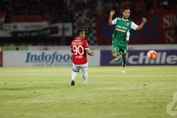 Bek kiri PS TNI, Syaiful Ramadhan (kanan) melompat menghindari pemain Bali United, Yulius Mauloko pada laga TSC 2016 di Stadion Kapten I Wayan Dipta, Gianyar, Rabu (27/7/2016) malam. 