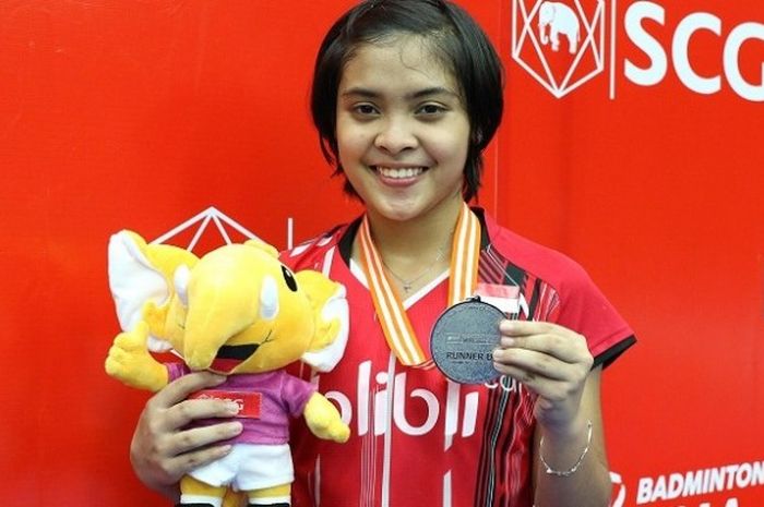 Pebulu tangkis tunggal putri nasional, Gregoria Mariska, berpose dengan medali perak yang diperolehnya pada Kejuaraan Junior Asia yang berlangsung di CPB Badminton Training Center, Bangkok, Minggu (17/7/2016).