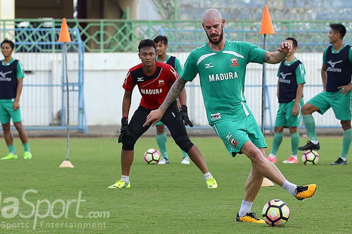 Aksi gelandang Madura United, Dane Milovanovic, saat mengikuti sesi latihan di Stadion Gelora Bangkalan, Jawa Timur, Rabu (06/09/2017) Sore.