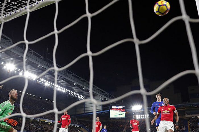 Kiper Manchester United, David de Gea, melihat bola mengarah ke gawangnya  saat tampil melawan Chelsea dalam laga Liga Inggris di Stadion Stamford Bridge, London, pada 5 November 2017.