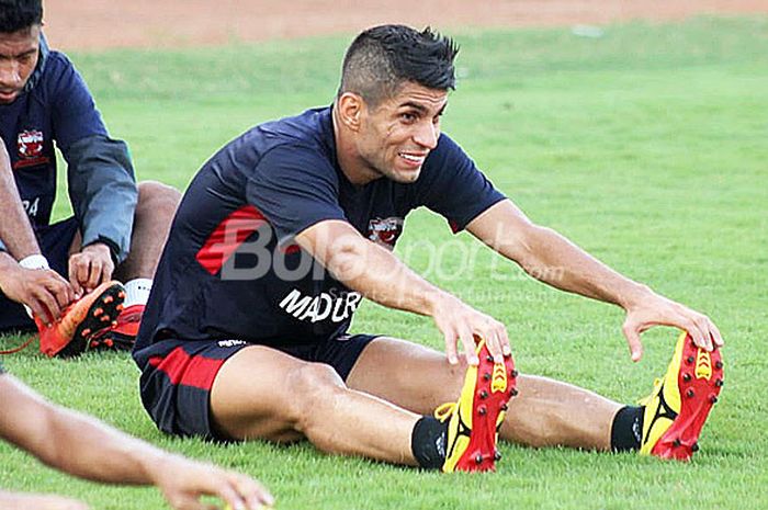 Pemain seleksi asal Iran, Milad Zeneyedpour, saat mengikuti trial di Madura United pada Senin (30/7/2018).