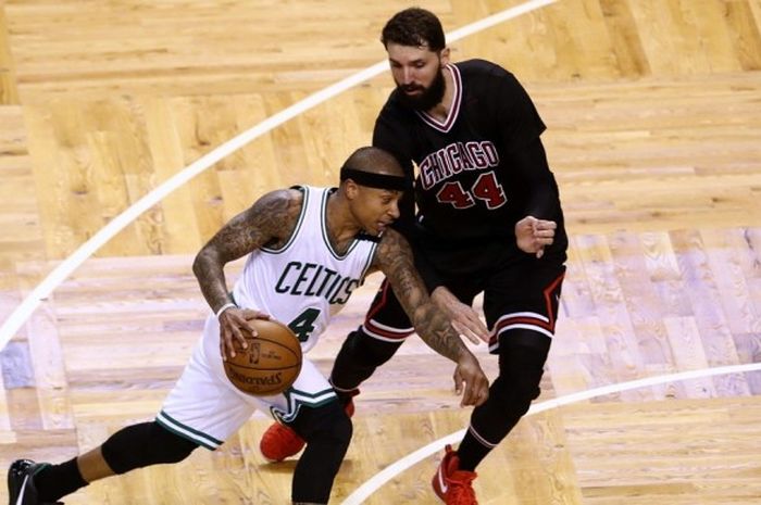 Point guard Boston Celtics, Isaiah Thomas (jersey putih, #4), berupaya melewati pemain Chicago Bulls, Nikola Mirotic (#44), pada gim kelima seri babak kesatu play-off NBA Wilayah Timur di TD Garden, Boston, Rabu (26/4/2017) malam waktu setempat. Celtics menang dengan skor 108-97. 