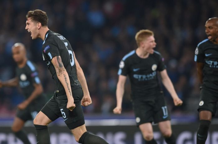 Bek Manchester City, John Stones (kiri), merayakan gol yang dia cetak ke gawang Napoli dalam laga Liga Champions di Stadion San Paolo, Naples, Italia, pada 1 November 2017.