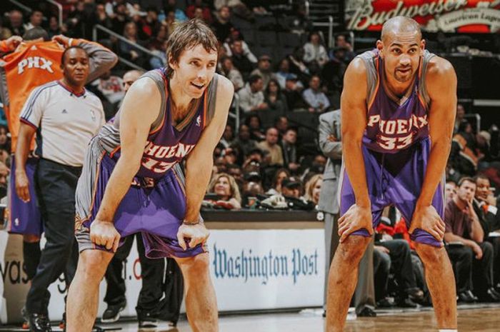 Steve Nash dan Grant Hill sedang menanti rekannya melakukan tembakan free throw.