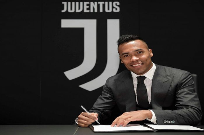 Bek sayap kiri, Juventus, Alex Sandro, resmi memperpanjang kontraknya pada Kamis (20/12/2018) waktu setempat.