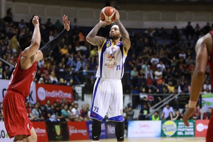 Pertandingan seri kelima IBL 2017-2018 antara Satria Muda Pertamina dan Garuda Bandung, di DBL Arena Surabaya, Minggu (21/1/2018).