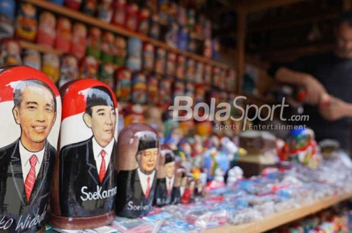 Matrioshka presiden-presiden RI yang dijual di Pasar Izmailovo, Moskow.