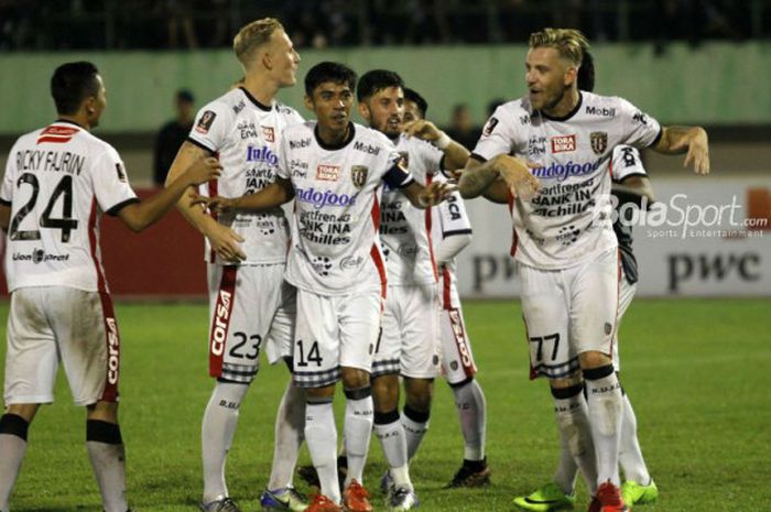 Para pemain Bali United merayakan gol ke gawang Madura United pada babak perempat final Piala Presiden 2018, di Stadion Manahan, Solo, Sabtu (3/2/2018).