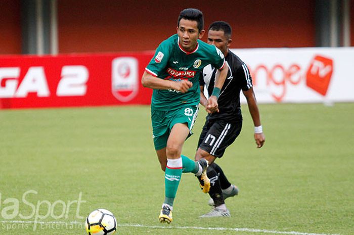 Aksi gelandang PSS Sleman, Dave Mustaine, saat melawan PS Mojokerto Putra dalam laga lanjutan Liga 2