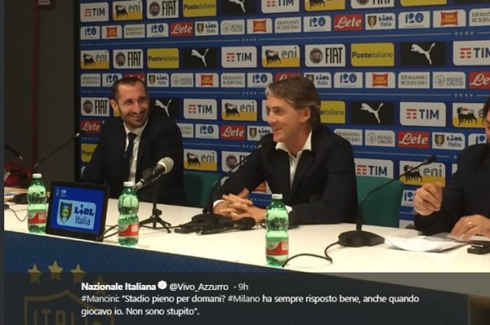 Pelatih timnas Italia Roberto Mancini (tengah) dalam konferensi pers jelang laga UEFA Nations League kontra timnas Portugal di Stadion Giuseppe Meazza, Sabtu (17/11/2018).