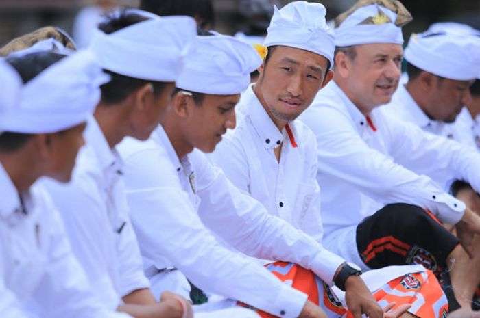 Ahn Byung Keon ikut bersembahyang di Pura Besakih, Bali (2/3/2017).