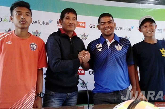 Pelatih Arema FC U-19, Singgih Pitono (kiri) berjabat tangan dengan pelatih Persegres Gresik United U-19, Gatot Barnowo saat sesi jumpa pers di sekretariat Persela Lamongan, Minggu (23/7/2017).