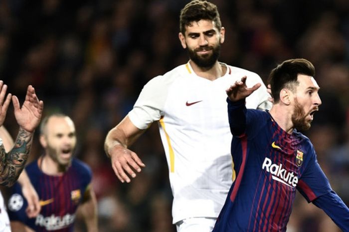 Megabintang FC Barcelona, Lionel Messi (kanan), merayakan gol timnya ke gawang AS Roma dalam laga leg pertama perempat final Liga Champions di Stadion Camp Nou, Barcelona, Spanyol pada 4 April 2018.