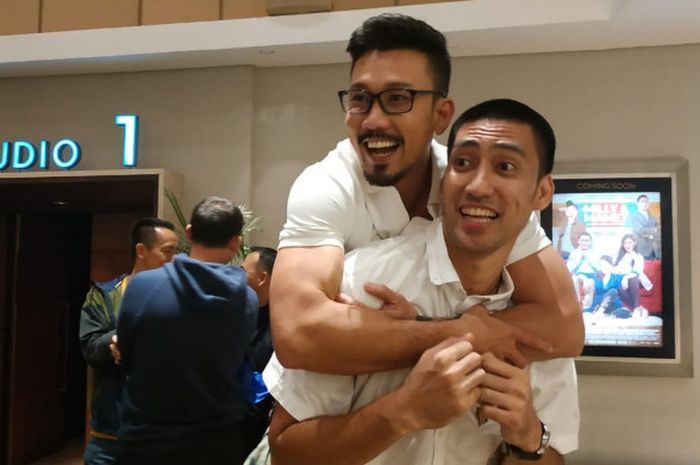 Aktor Denny Sumargo berpose dengan Christian Ronaldo Sitepu pada sela acara peluncuran film dokumenter 25 tahun Satria Muda, di Epicentrum XXI, Epiwalk, Kuningan, Jakarta, Rabu (14/11/2018).