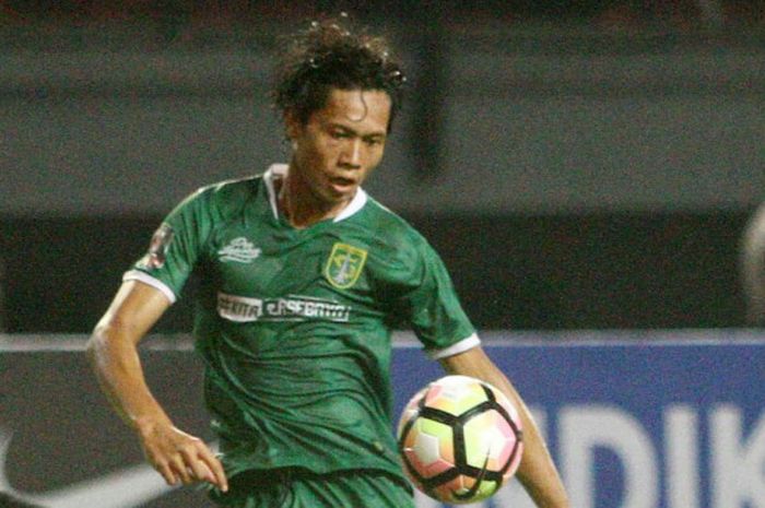 Penyerang Persebaya, Rishadi Fauzi melakukan selebrasi usai mencetak gol bagi timnya.