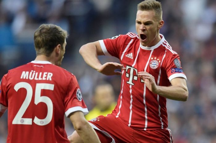 Joshua Kimmich (kanan) merayakan gol bersama Thomas Mueller untuk Bayern Muenchen saat bertemu Real Madrid pada duel Liga Champions di Santiago Bernabeu, Madrid, 1 Mei 2018.