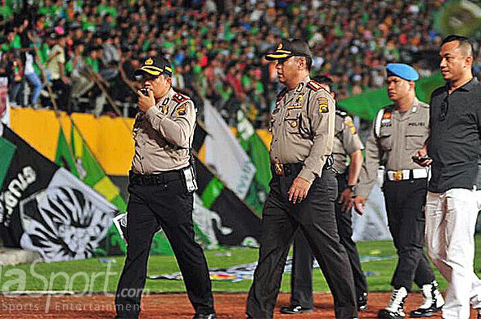 Kapolresta Kota Palembang, Kombes Wahyu Bintono HB meninjau langsung pasukan pengamanan pertandingan Sriwijaya FC, pada Liga 1 di Stadion Gelora Sriwijaya Jakabaring Palembang.