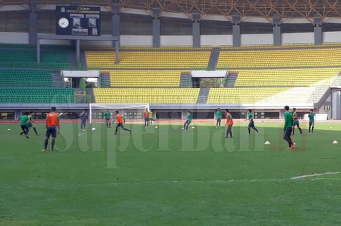 Sesi latihan Timnas U-19 Indonesia di Stadion Patriot Candrabhaga, Senin (2/10/2017) pagi