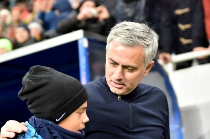 Manajer Manchester United, Jose Mourinho (kanan), berbicara dengan penggemar cilik sebelum laga Grup A Liga Europa kontra FC Zorya Luhansk di Stadion Chornomorets, Odessa, Ukraina, Kamis (8/12/2016).