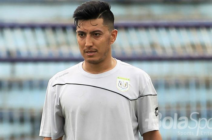 Zohib Islam Haroon Fakhruddin Amiri (Persela Lamongan) saat mengikuti latihan di stadion Surajaya, Rabu (20/12/2017).