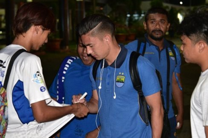 Bobotoh sambut kedatangan Persib di Palembang