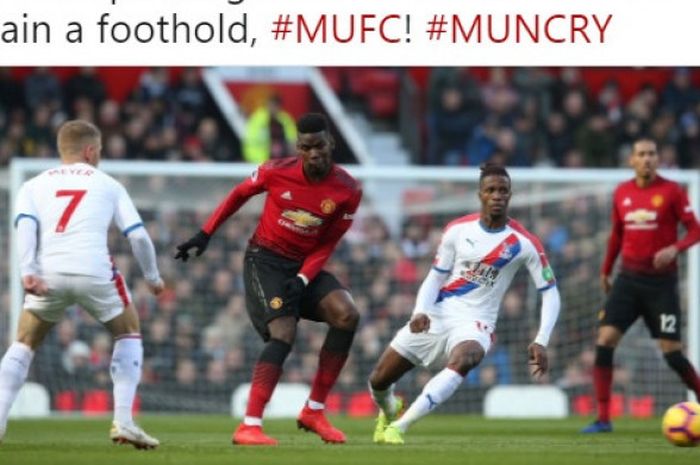 Gelandang Manchester United, Paul Pogba (kedua dari kiri), mendapat penjagaan dari penyerang Crystal Palace, Wilfried Zaha, dalam laga Liga Inggris di Stadion Old Trafford, Manchester pada 24 November 2018.